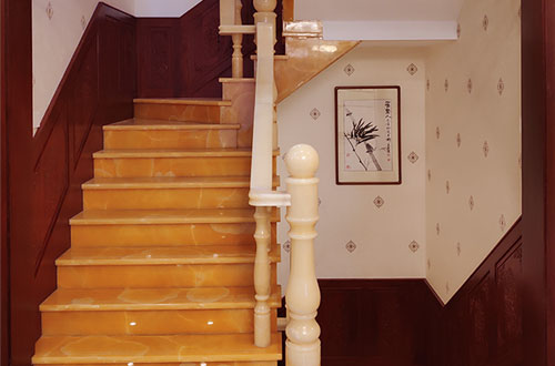丹阳中式别墅室内汉白玉石楼梯的定制安装装饰效果